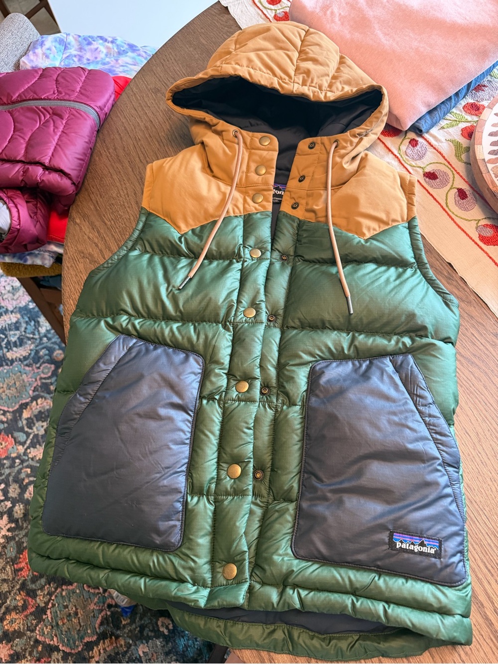 Patagonia Women’s Hooded Bivy Hoooded Down Vest - Green/Tan - Picture 2 of 6
